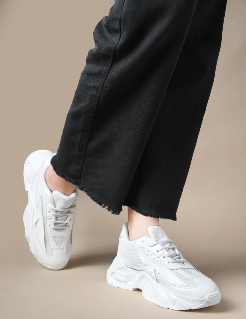 Chunky sole mesh sneakers with bold design - Image 3